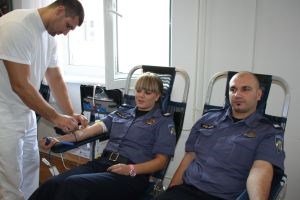 Slika PU_SD/darivanje krvi dan policije 2011.jpg